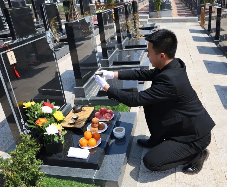 元旦祭礼|辞旧岁亲恩难忘，新民墓地礼祭之